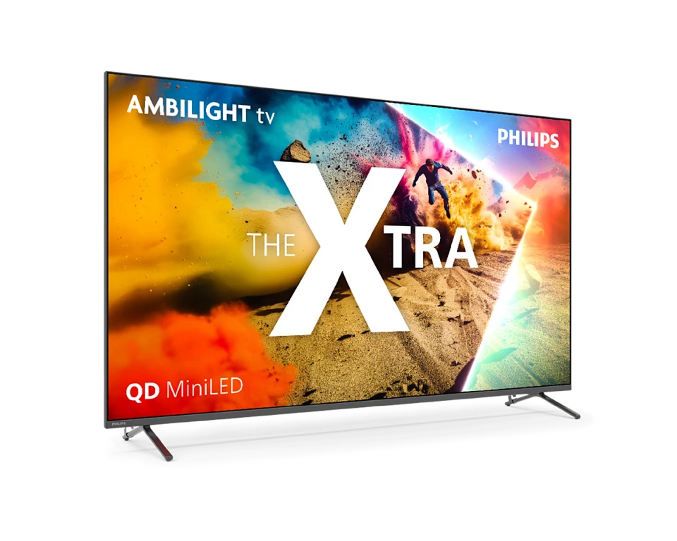 Un téléviseur Philips Ambilight QD MiniLED affiche une scène dynamique avec le texte THE X TRA.