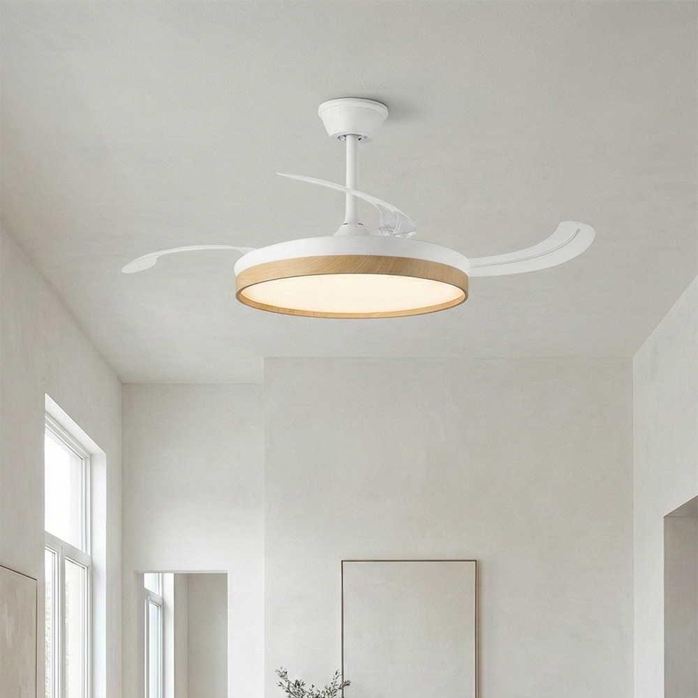 Un ventilatore da soffitto moderno con luce LED integrata e finitura in legno.