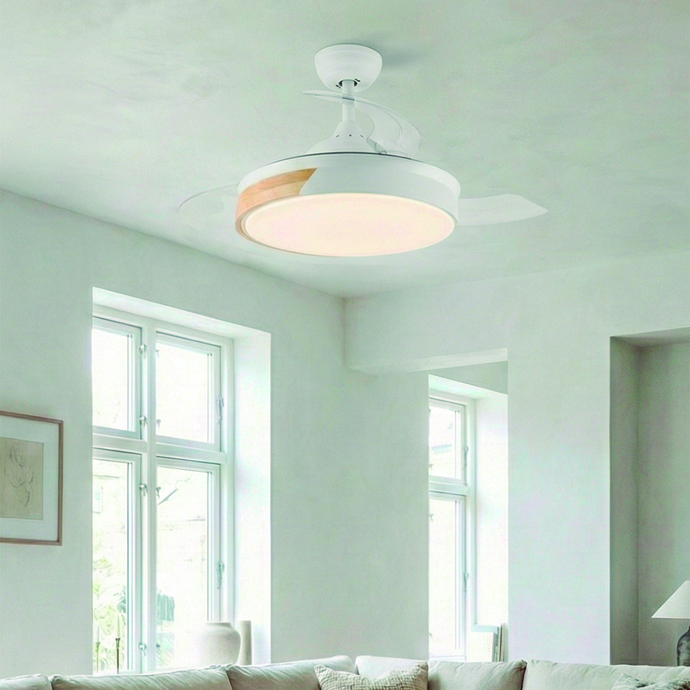 Una lámpara de ventilador de techo blanca con detalles de madera cuelga de un techo blanco.