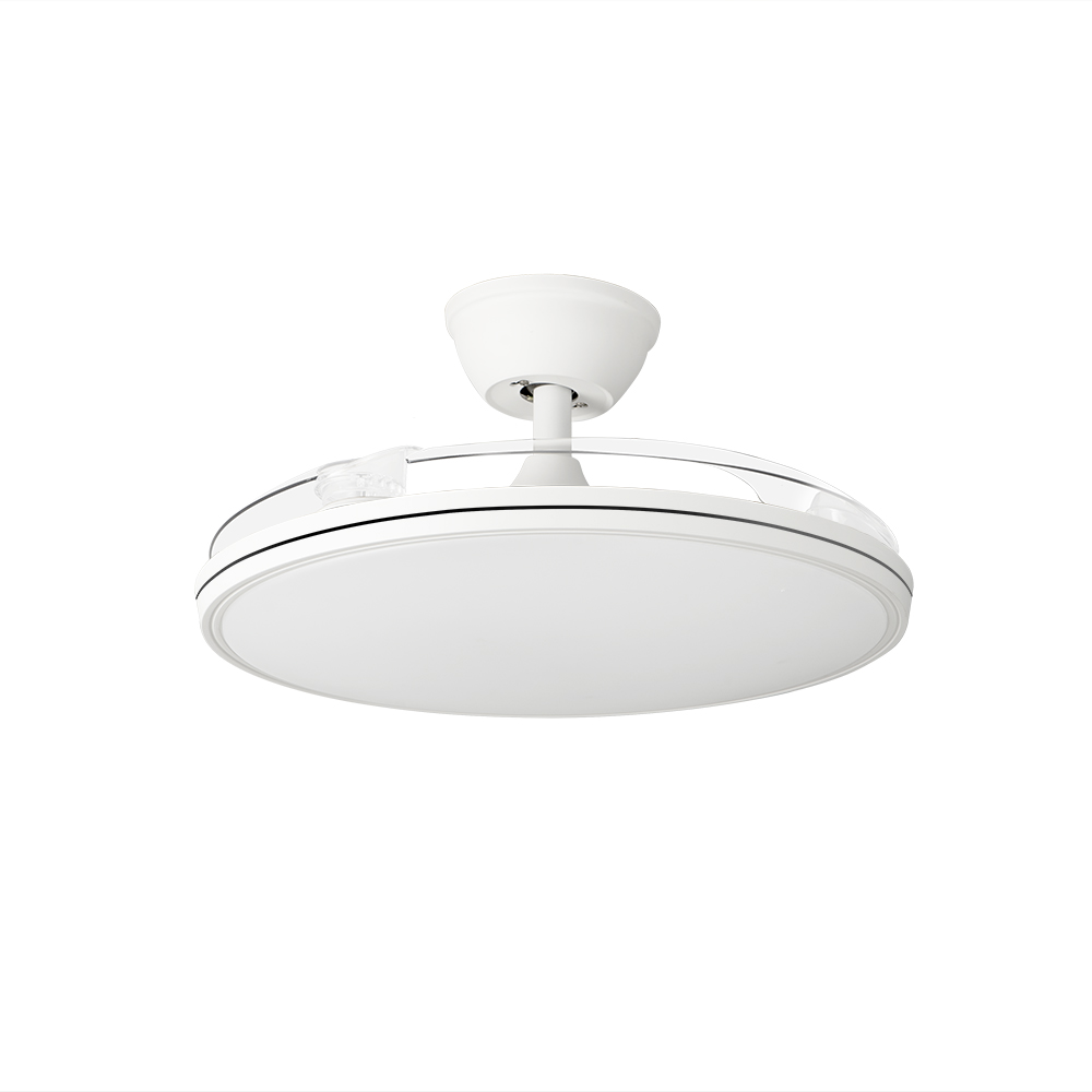 Un ventilador de techo blanco moderno con luz integrada y anillo transparente.