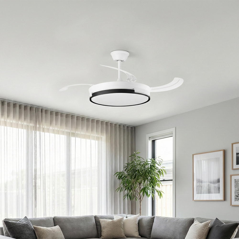 Ventilador de techo retráctil blanco moderno con luz, sobre un sofá seccional gris.