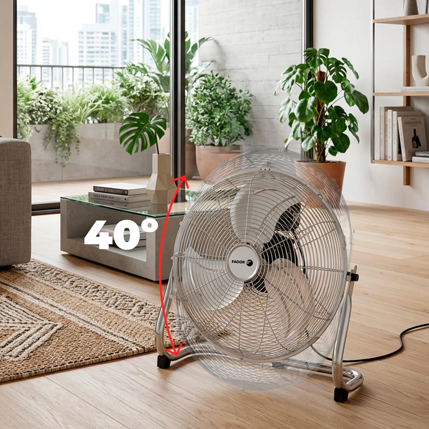 Un ventilador de pie de metal en una sala de estar moderna con plantas y muebles.