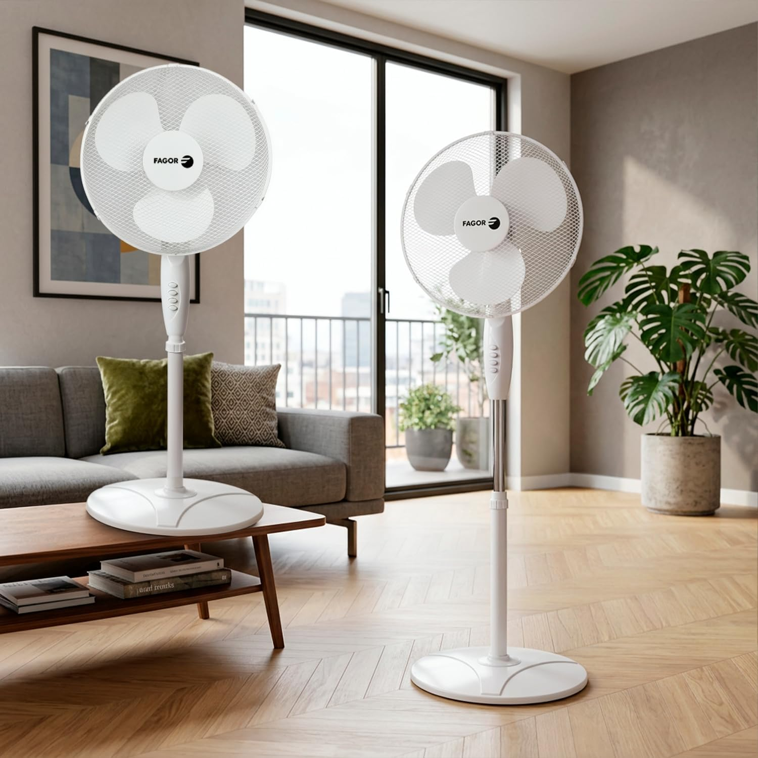 Dos ventiladores de pedestal blancos en una sala de estar con sofá y mesa de centro.