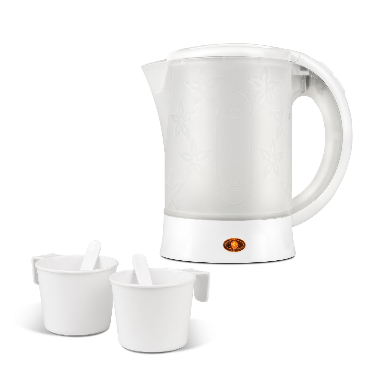 Een witte waterkoker met bloemenpatroon en twee kopjes met lepels.