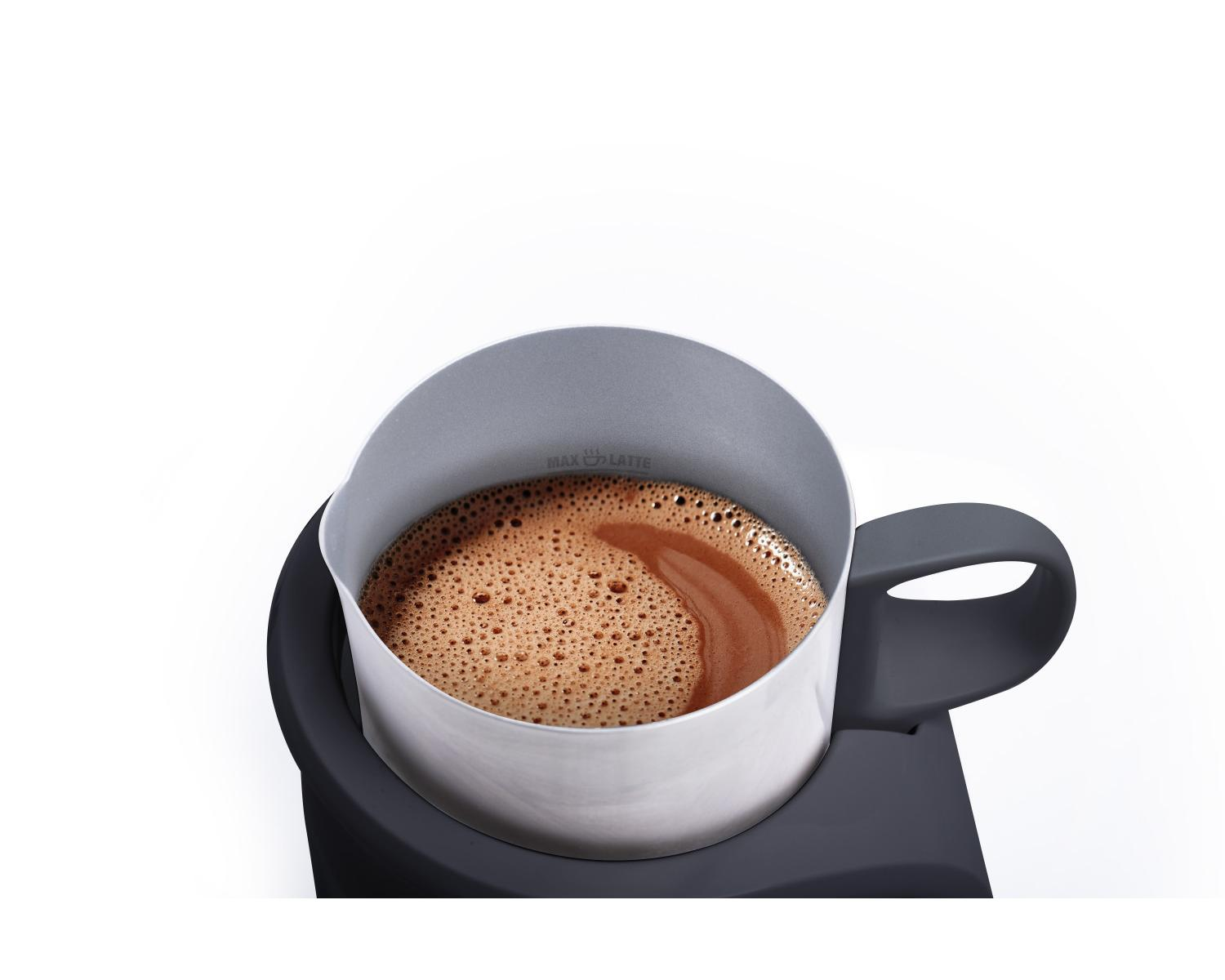 Primo piano di un montalatte con schiuma marrone e linea max latte.