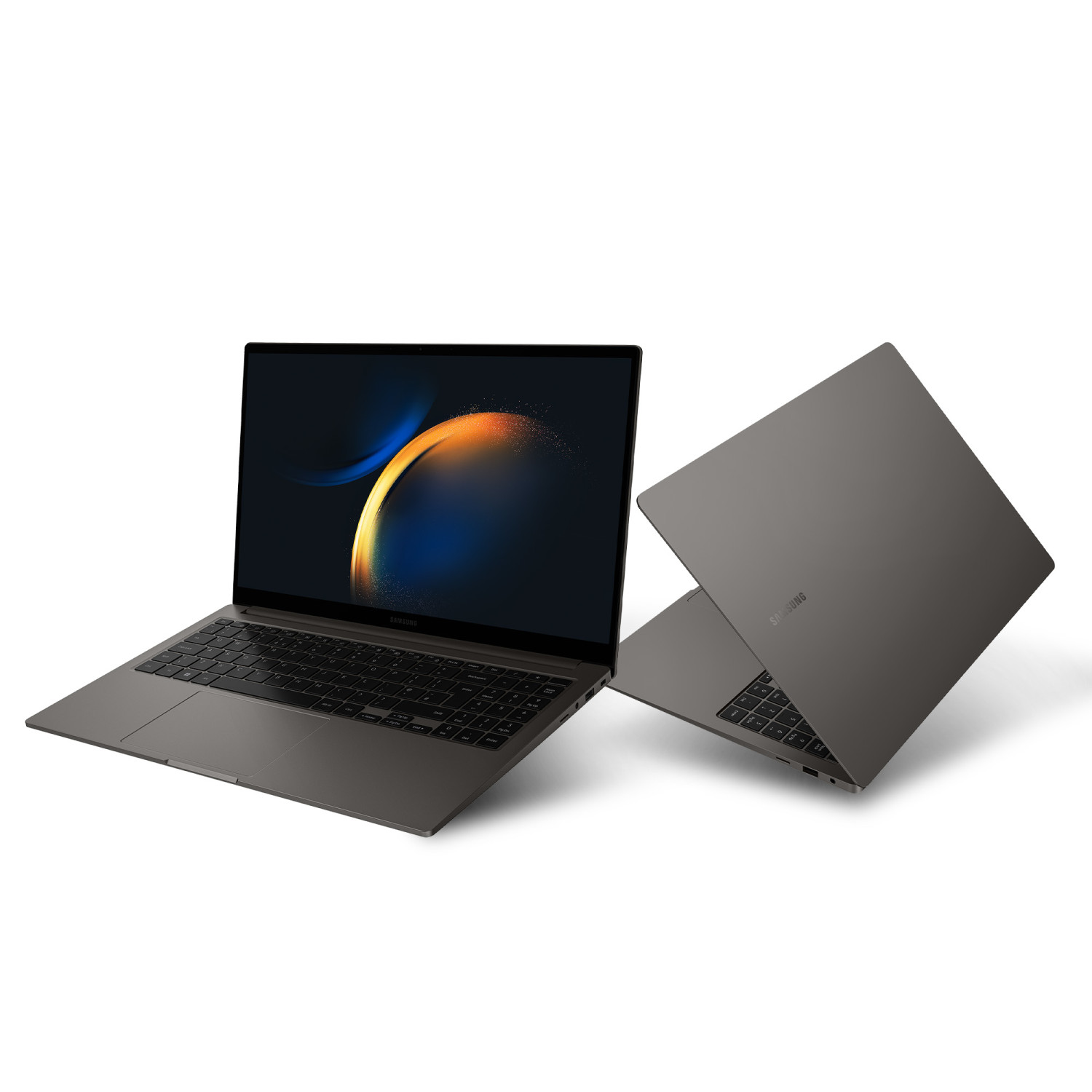 Due laptop Samsung grigi su sfondo bianco, uno aperto, l'altro chiuso.