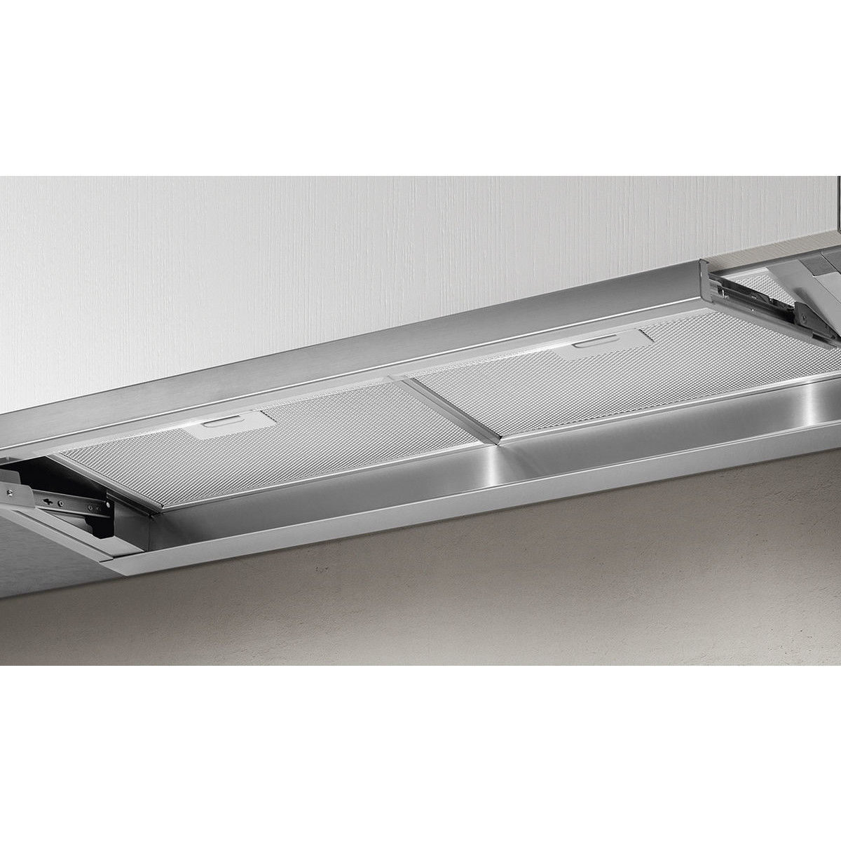 Cappa aspirante in acciaio inox con filtri a vista e illuminazione.