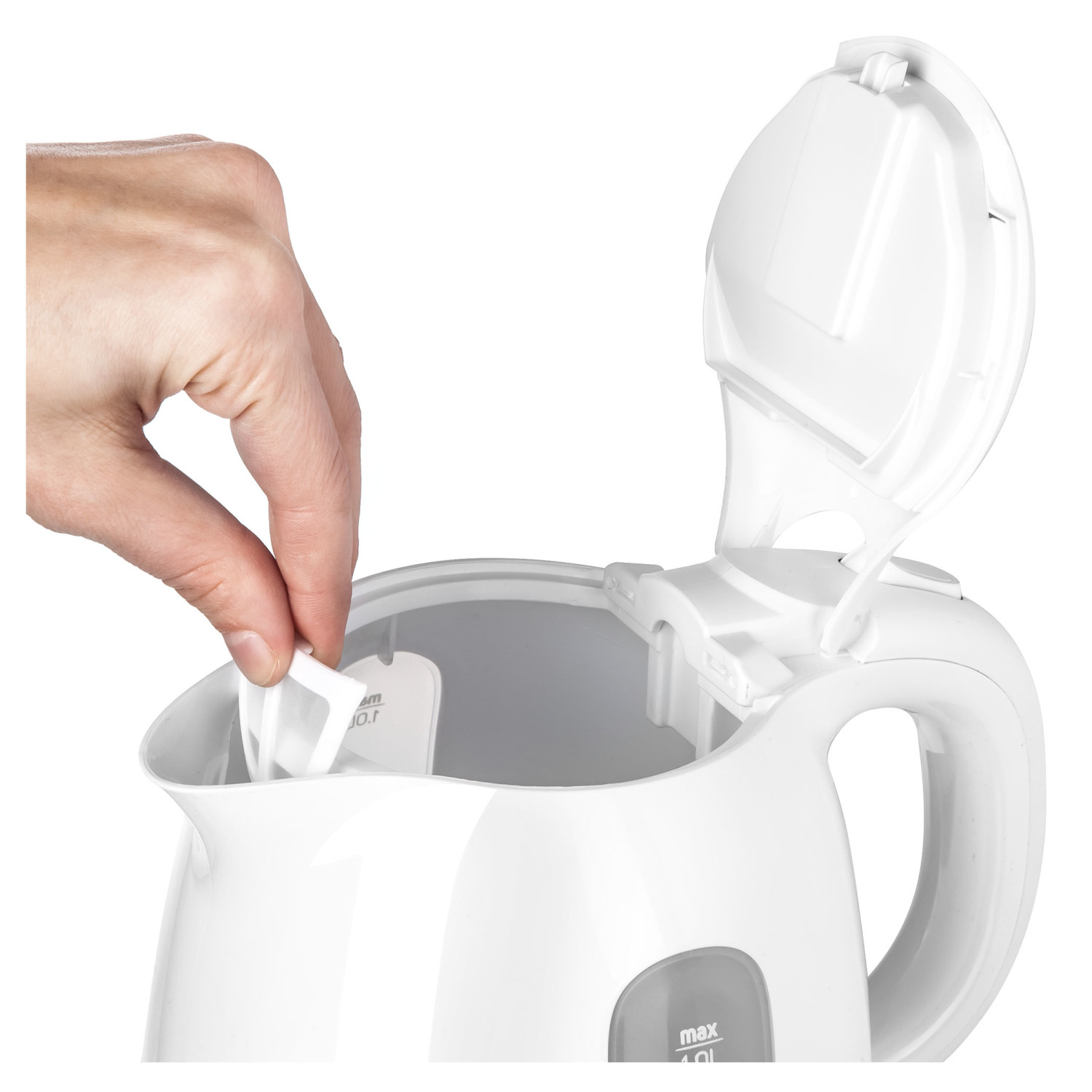 Hand setzt ein weißes Kalkfilter in einen weißen Wasserkocher ein.