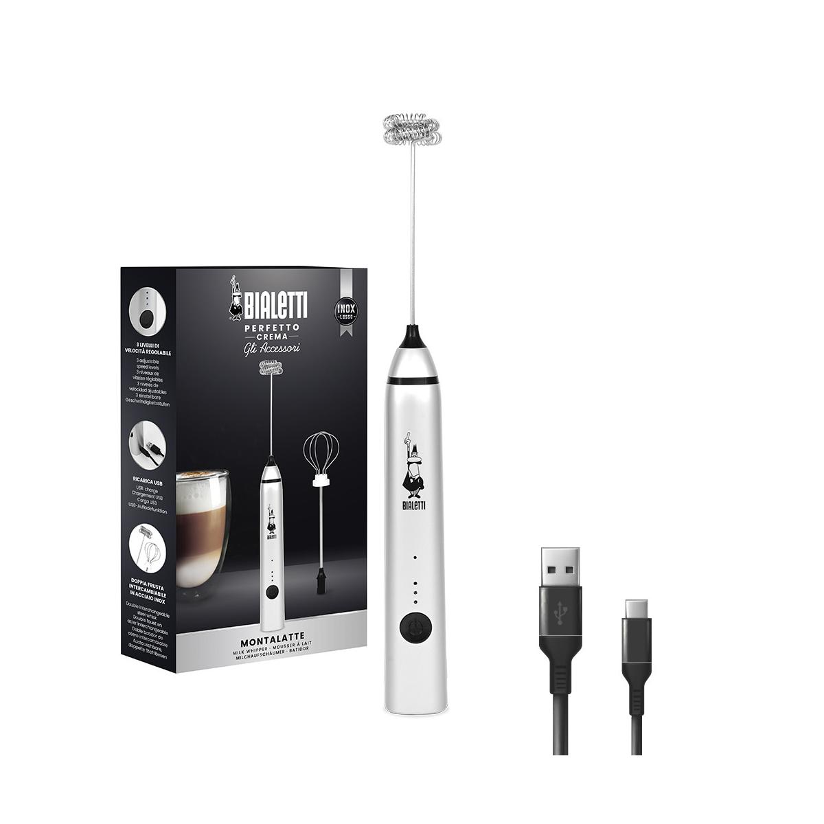 Een witte melkopschuimer met USB-kabels en verpakking.
