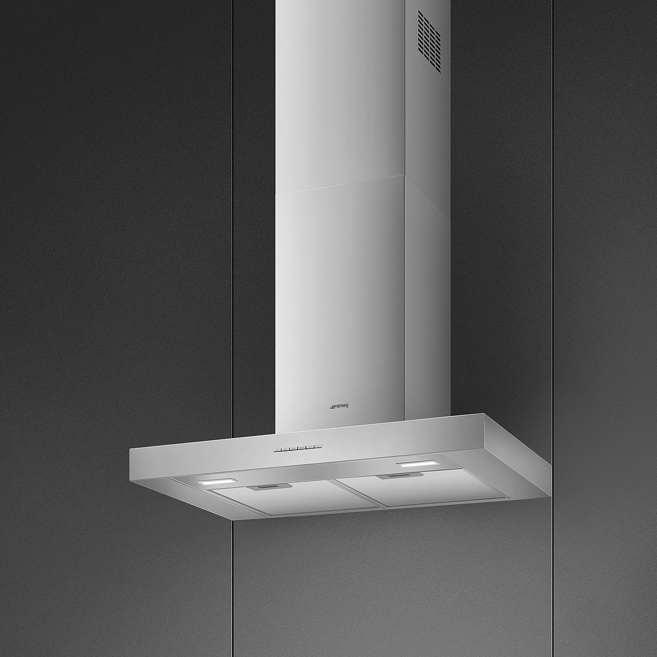 Moderna cappa in acciaio inox con luci e fessure di ventilazione.
