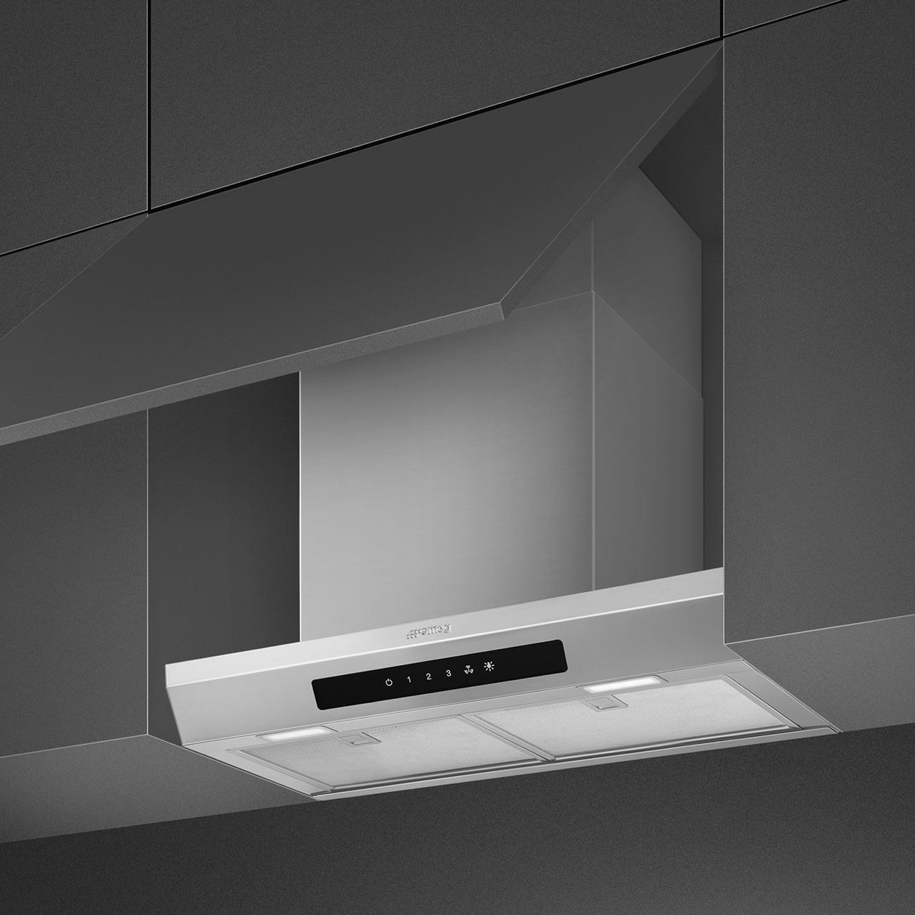 Cappa aspirante in acciaio inox con comandi digitali e luci, installata in mobili scuri.