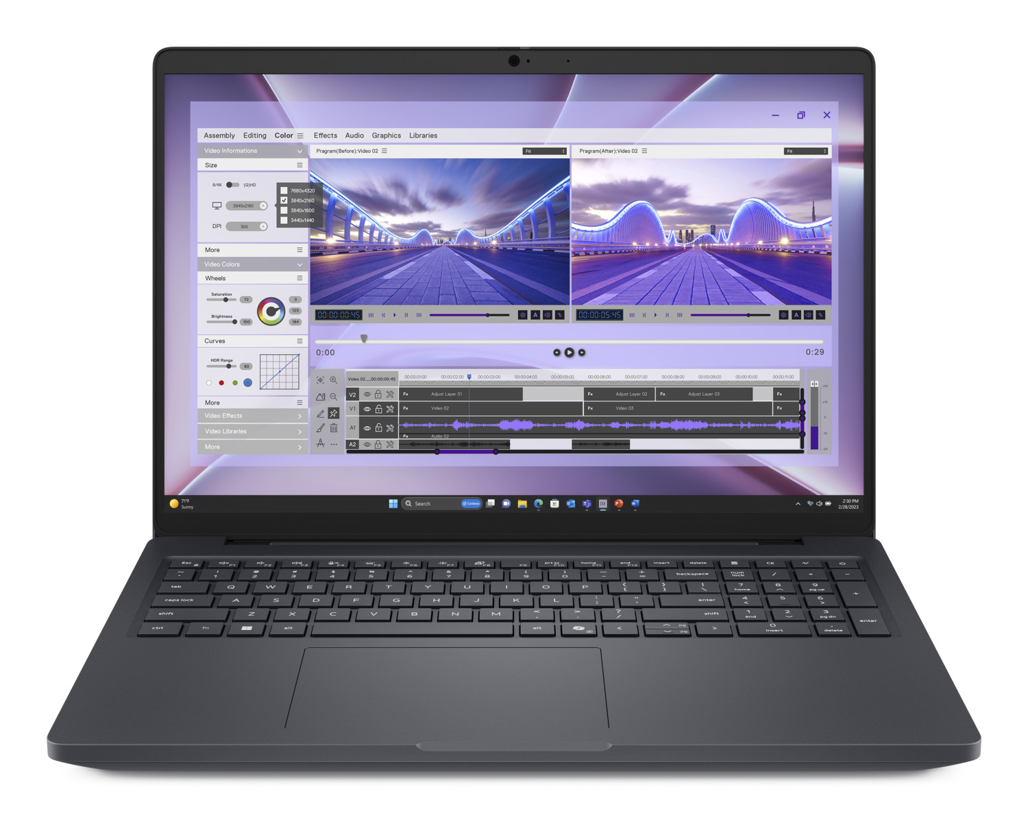 Un laptop mostra un software di editing video con timeline ed effetti visivi.