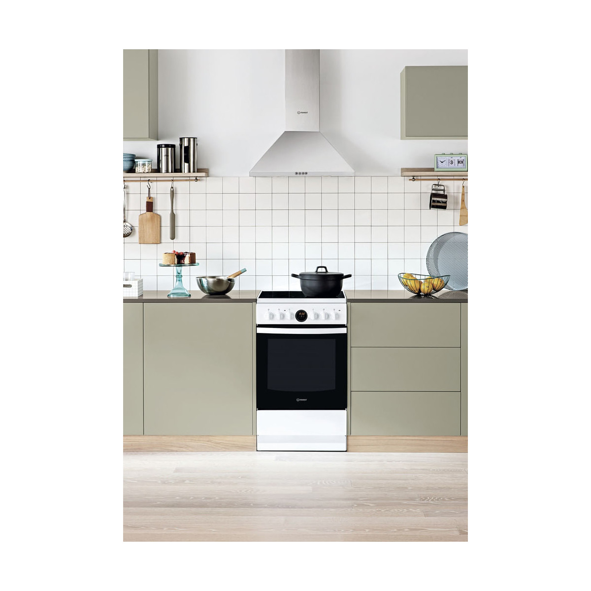 Un forno bianco con piano cottura e forno nero in una cucina moderna.
