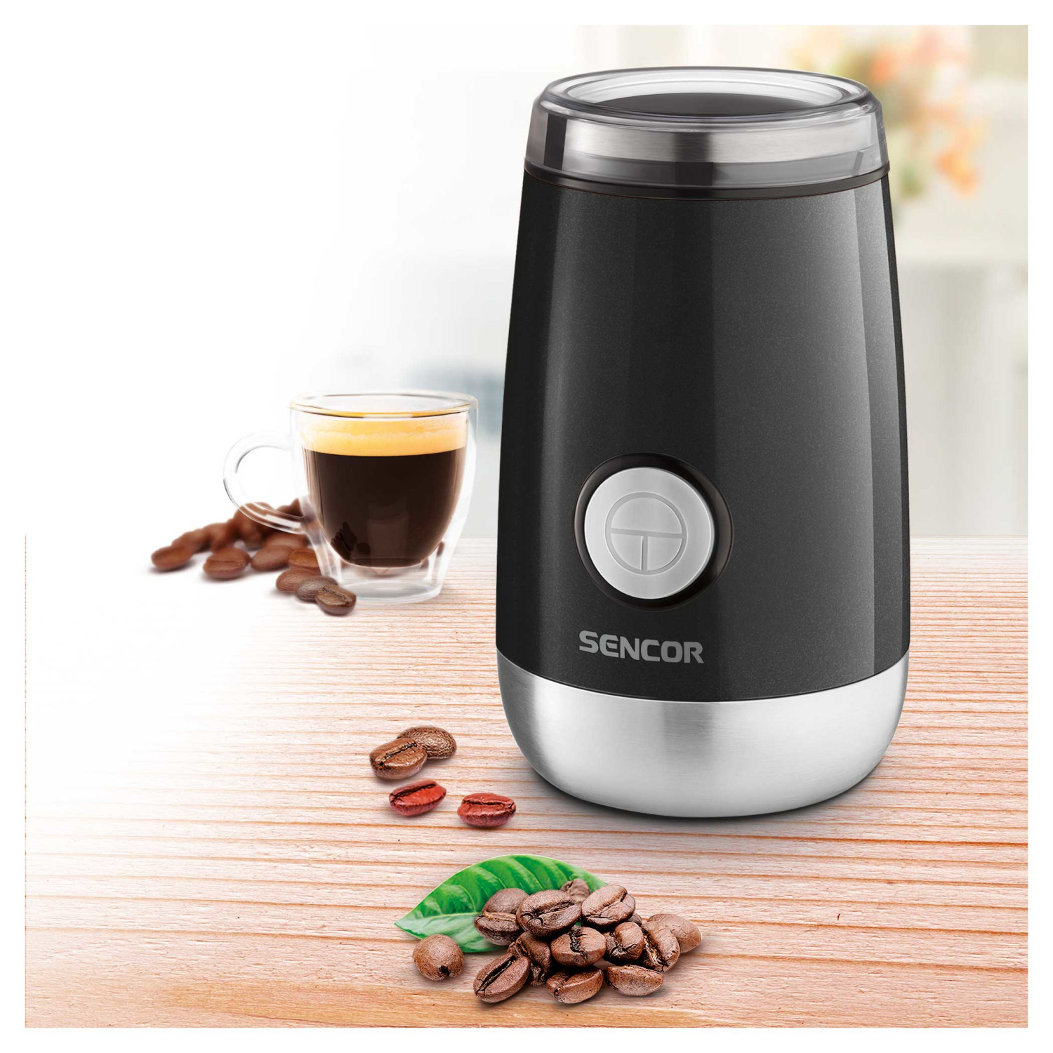 Molinillo de café Sencor con granos de café y una taza de espresso en mesa de madera.