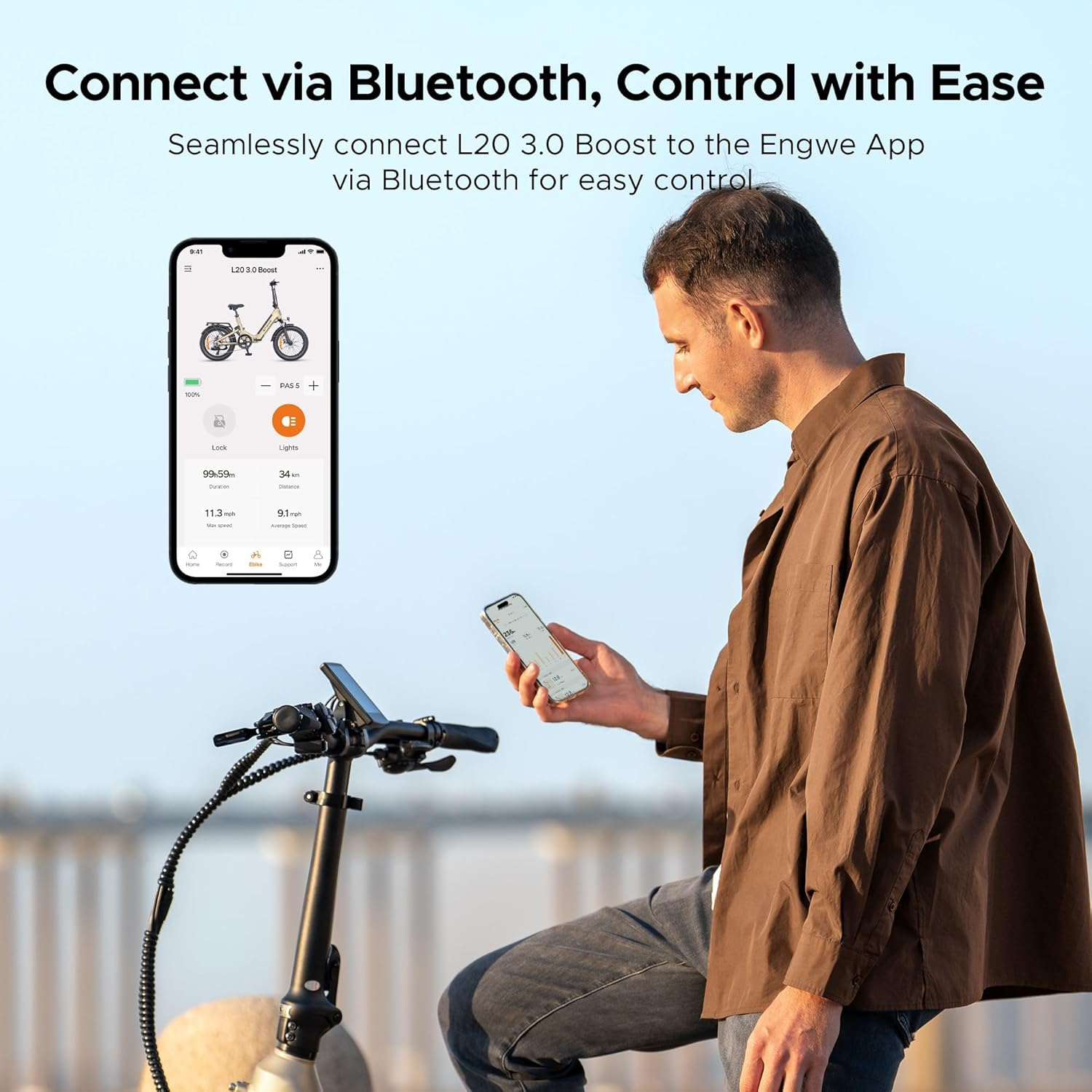 Hombre con smartphone y app de e-bike conectándose a una e-bike.