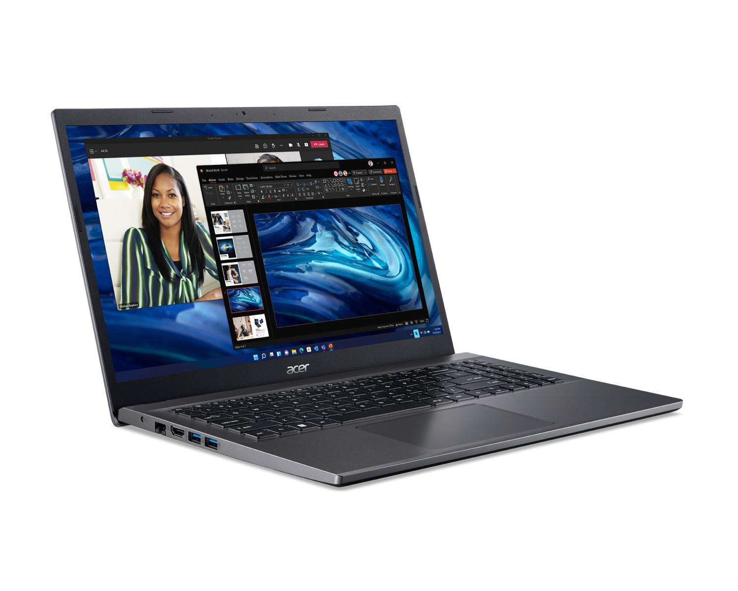 Un laptop Acer grigio mostra una videochiamata con una donna e una presentazione.