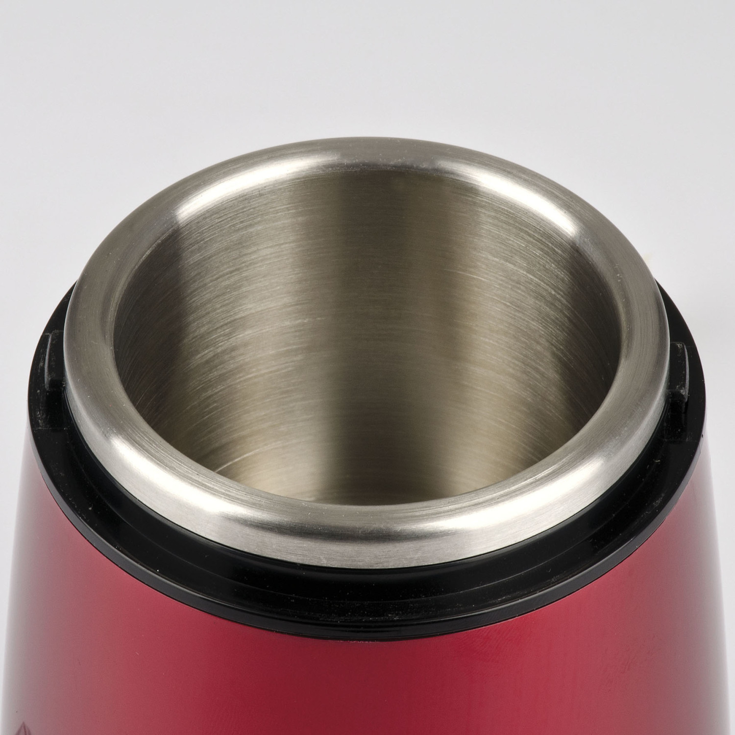 Contenitore rosso con inserto argentato, primo piano dell'area superiore aperta.