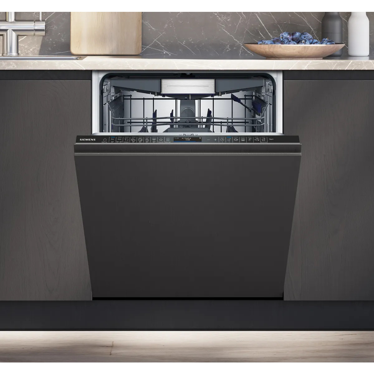 Un lavavajillas Siemens oscuro y abierto en una cocina moderna con salpicadero de mármol.