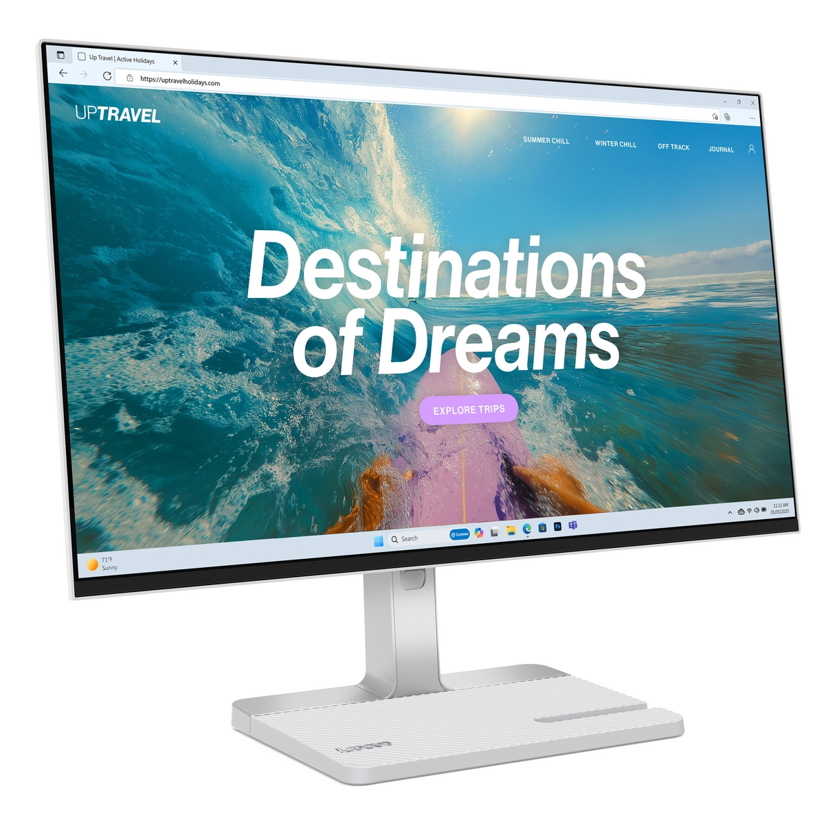 Un monitor di computer mostra un sito web intitolato 'Destinations of Dreams' sull'oceano.