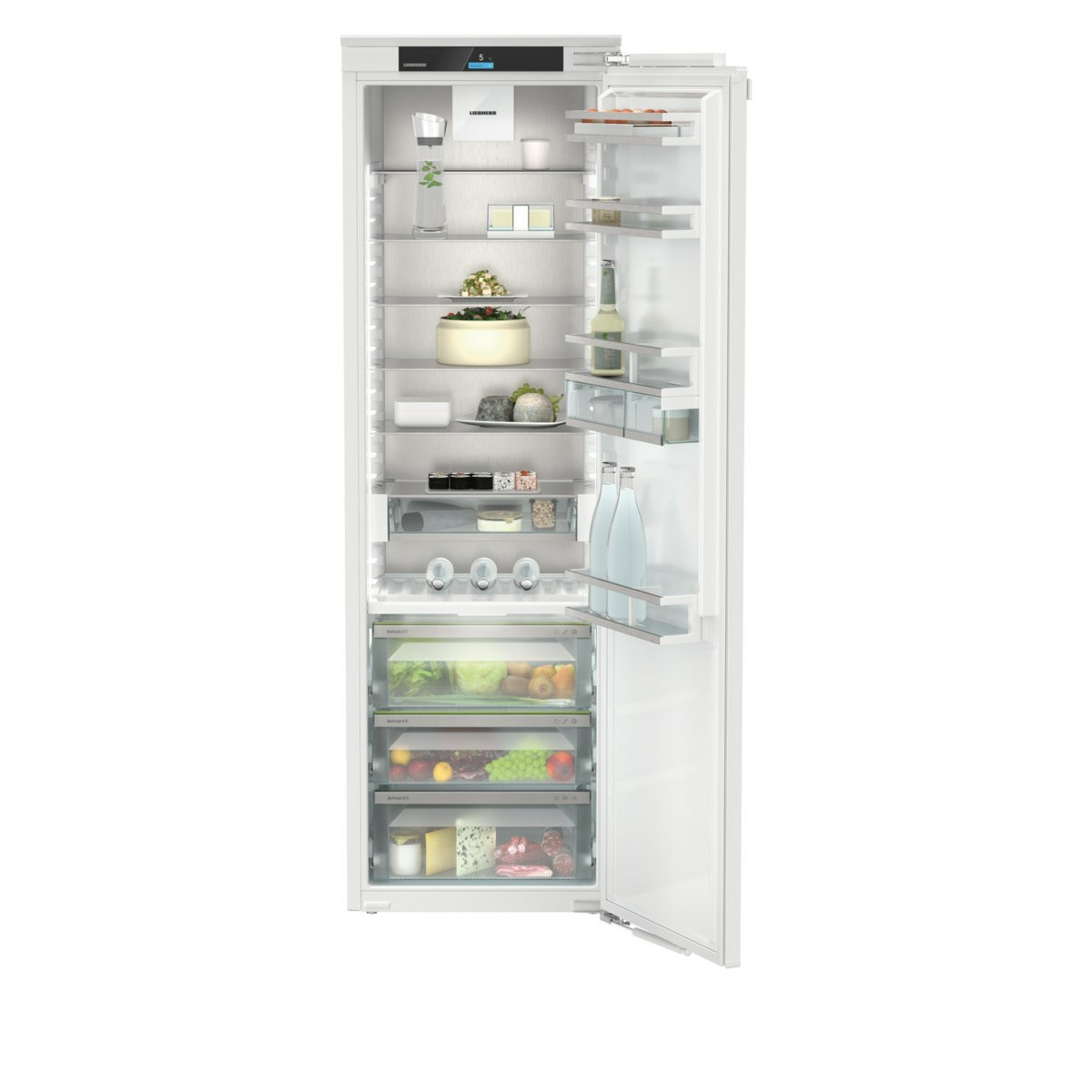 Refrigerador abierto con estantes y cajones llenos de alimentos.