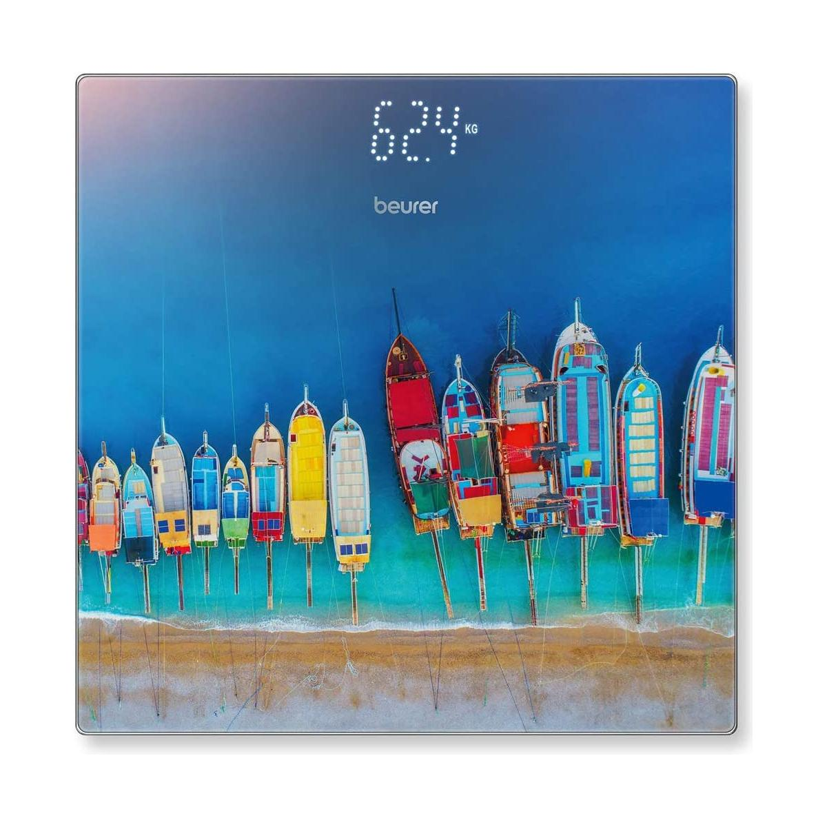Vue aérienne de bateaux colorés amarrés près d'une plage de sable, affiche 6,24 kg.