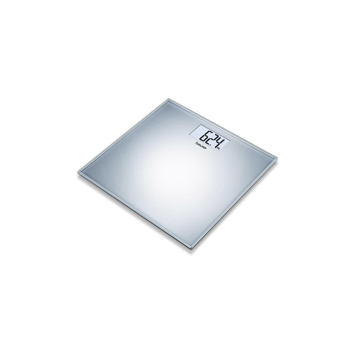 Una bilancia digitale in vetro che mostra 62,4 kg sul display LCD.