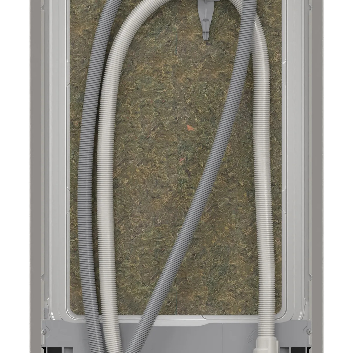 Dos mangueras, una blanca y otra gris, yacen sobre un material fibroso verde oliva.