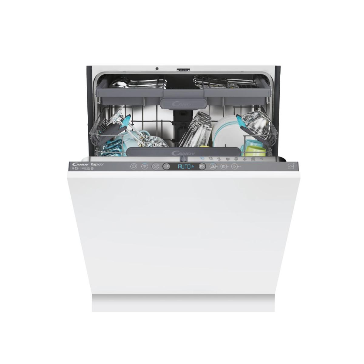 Open witte Candy vaatwasser met bestek en glazen geladen. Automatisch programma geselecteerd.