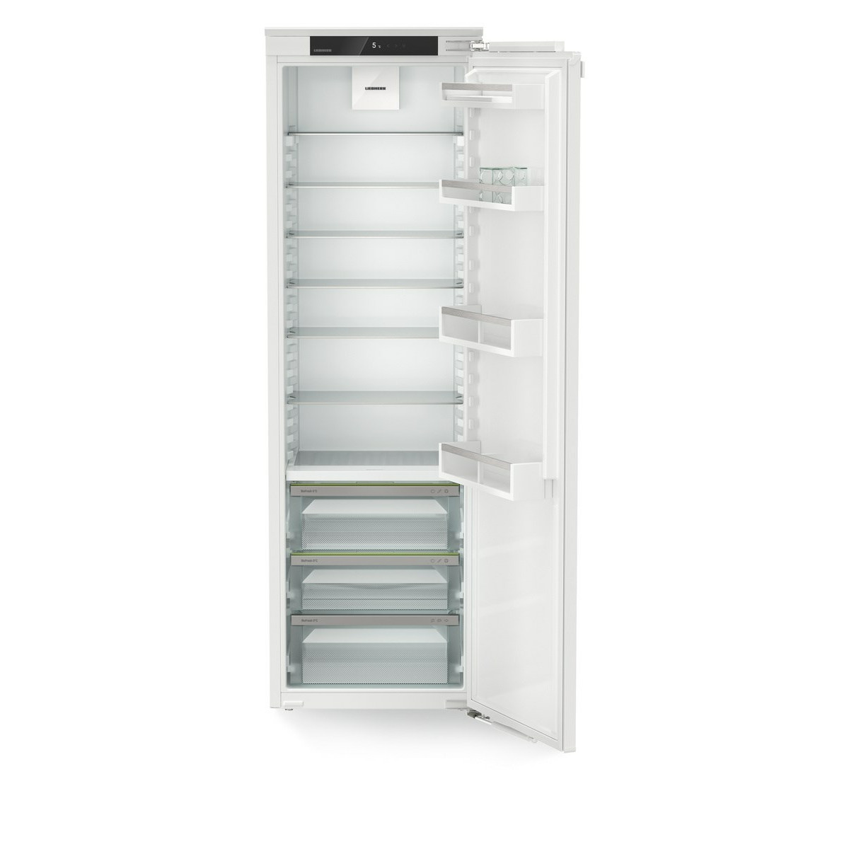 Ein offener, weißer Kühlschrank mit mehreren Glasböden und Schubladen.