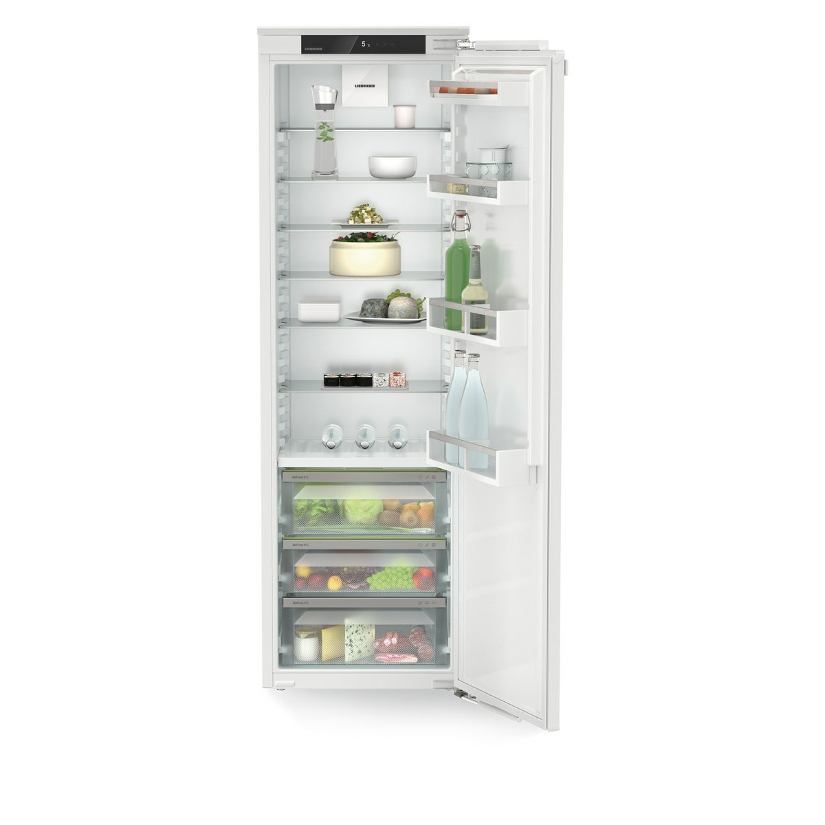 Ein weißer Kühlschrank mit offener Tür, gefüllt mit Lebensmitteln.