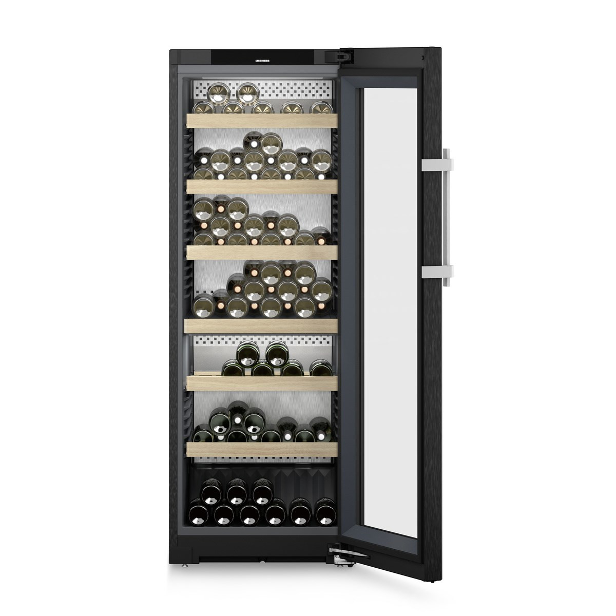 Una cantinetta moderna con porta a vetro, riempita con file di bottiglie di vino su scaffali di legno.
