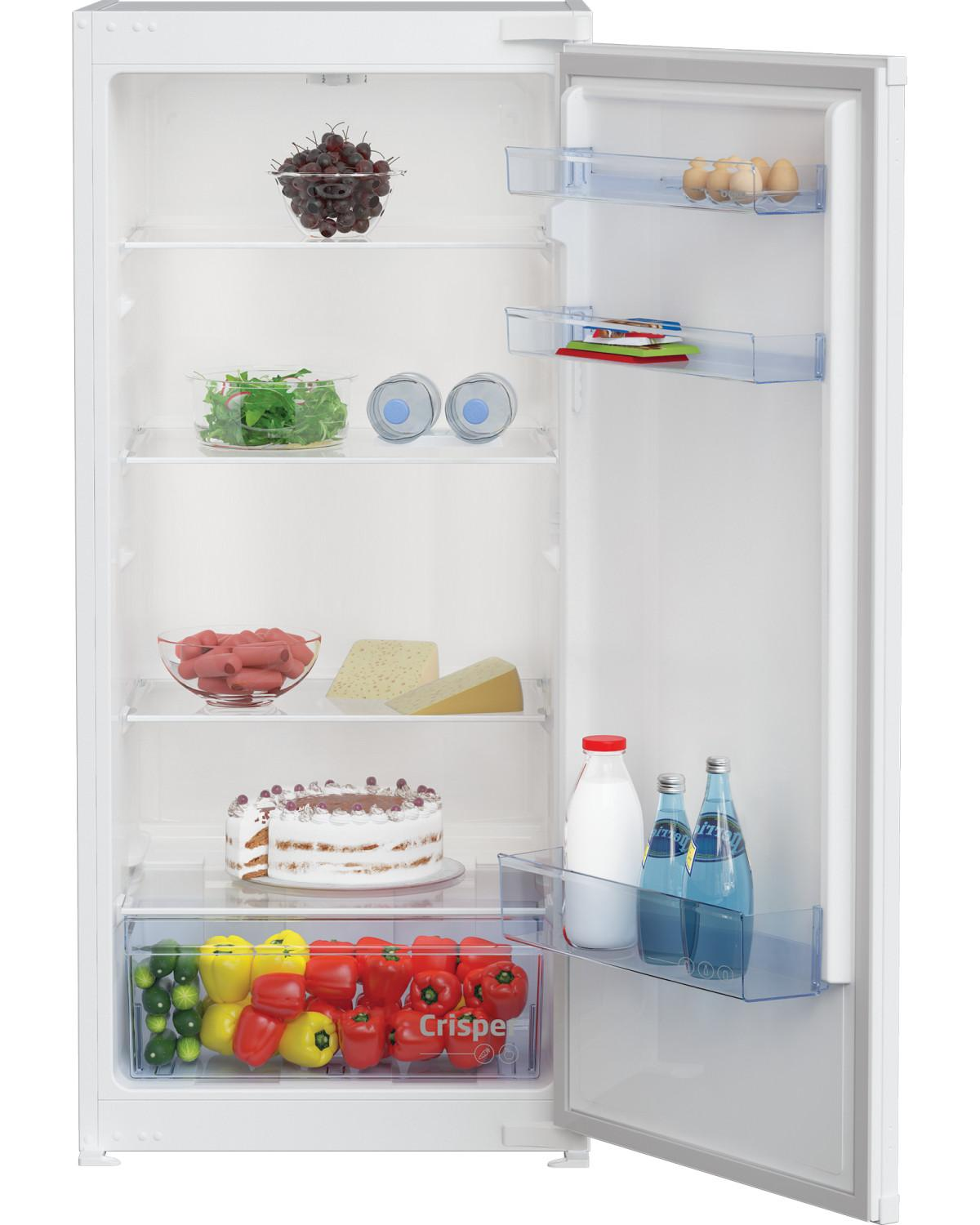 Un frigorifero aperto con cibo: uva, insalata, uova, salsiccia, formaggio, torta, verdure, latte, acqua.