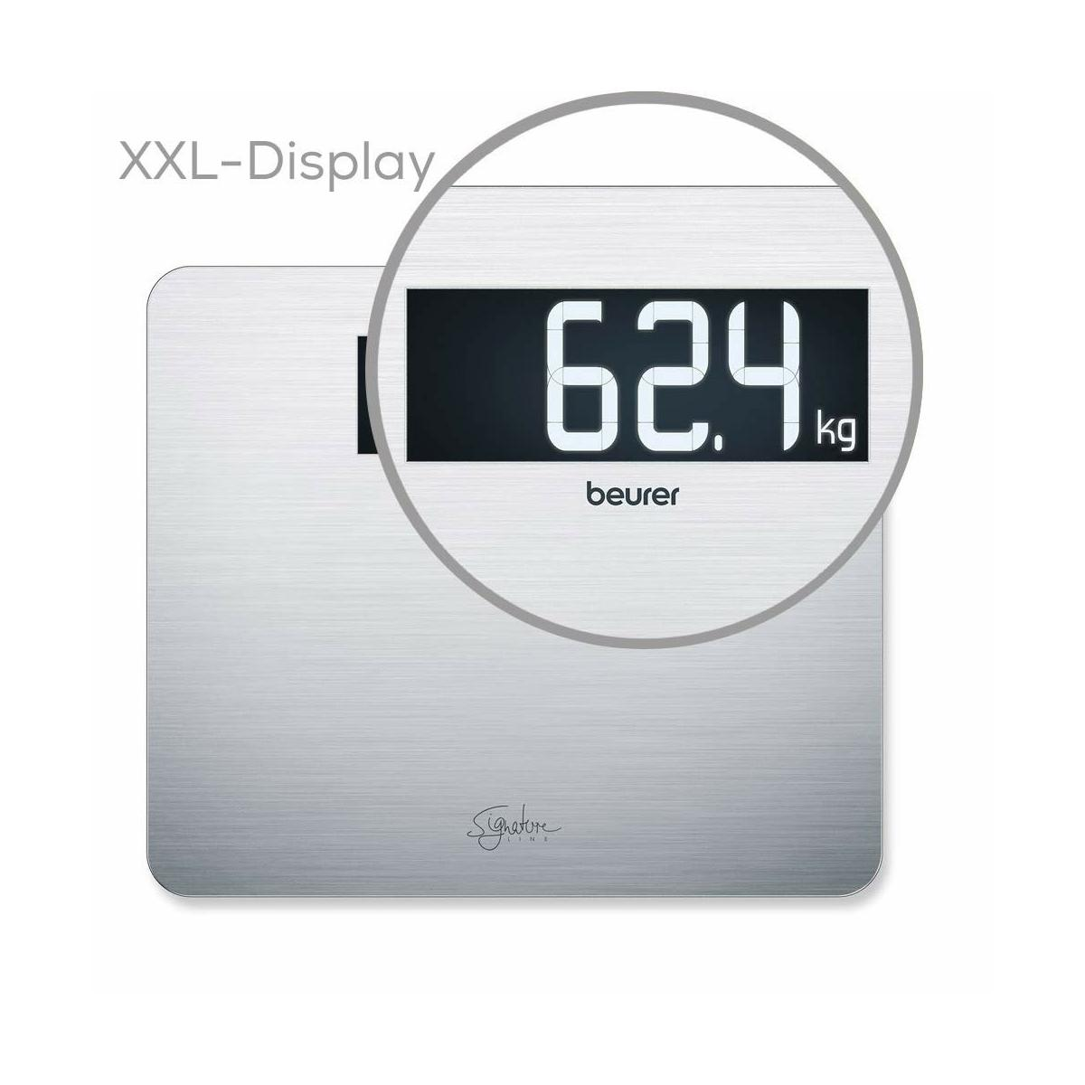 Eine digitale Personenwaage aus Metall mit einer Anzeige von 62,4 kg.