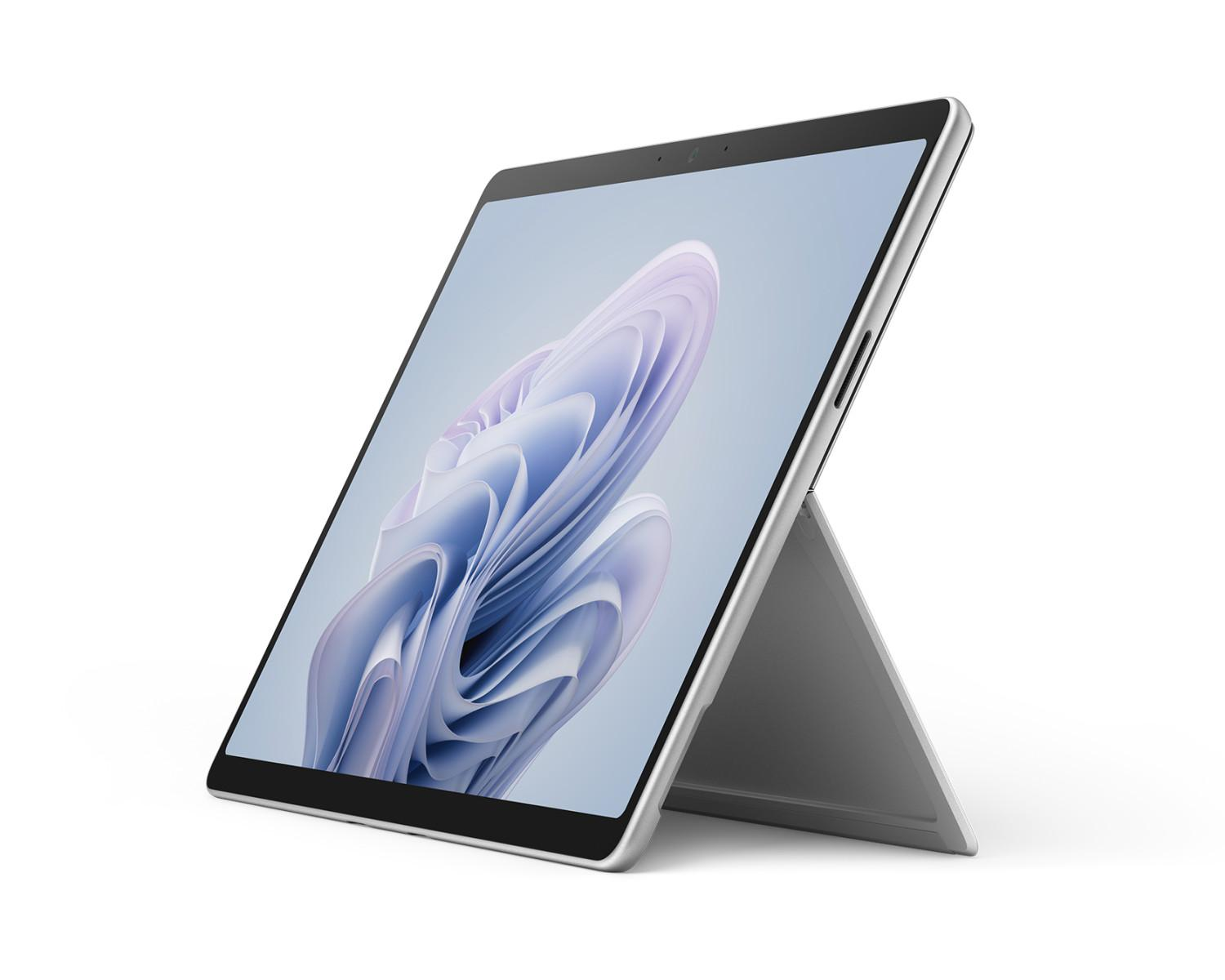 Ein silbernes Tablet mit einem modernen Hintergrundbild, auf weißem Hintergrund.