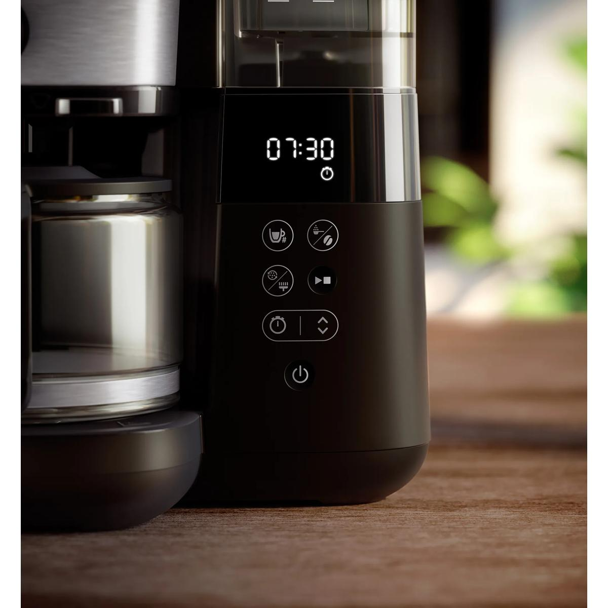 Cafetera con reloj digital 07:30 y botones de control.