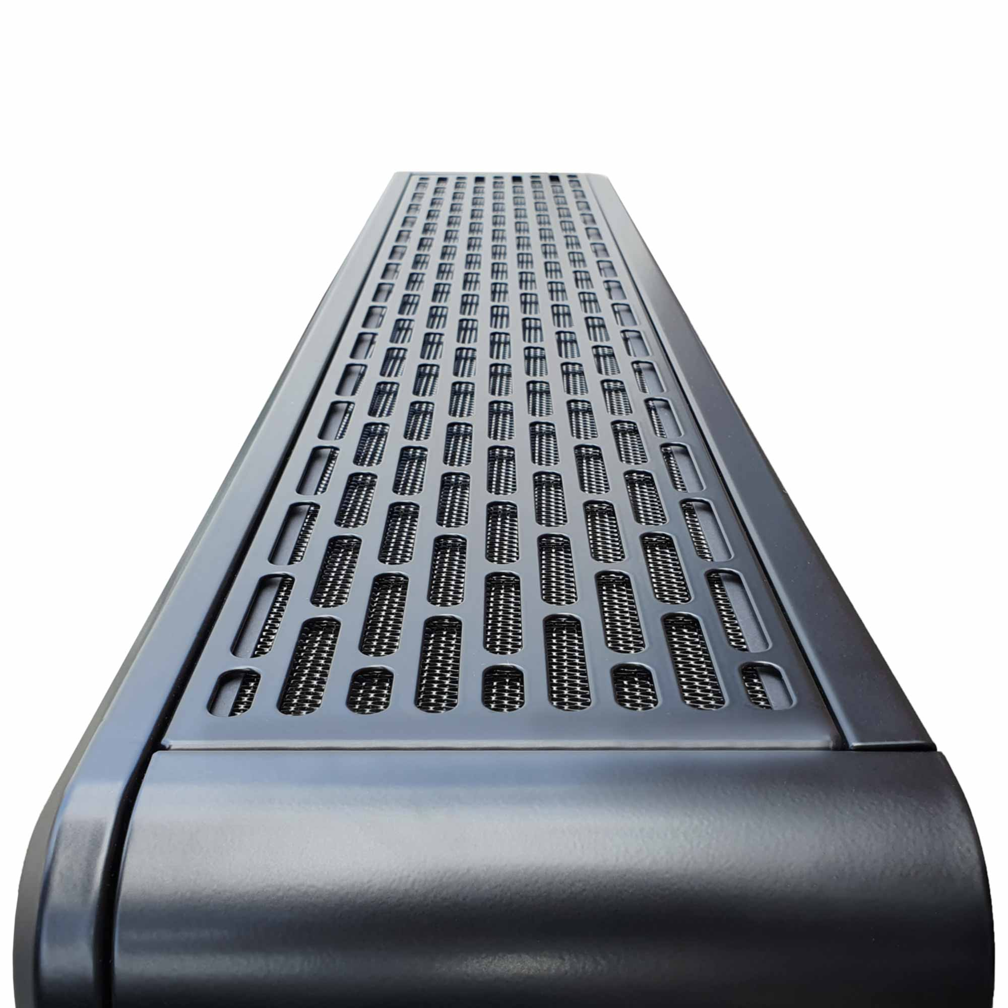Zwarte ventilator met rechthoekige ventilatieopeningen, van dichtbij gefotografeerd.