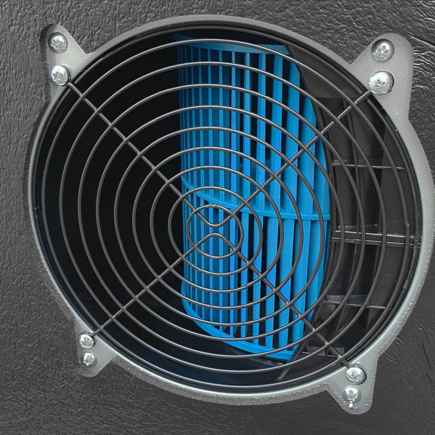 Een ronde, zwarte ventilatorbescherming met een blauwe ventilator erachter op een zwarte behuizing.
