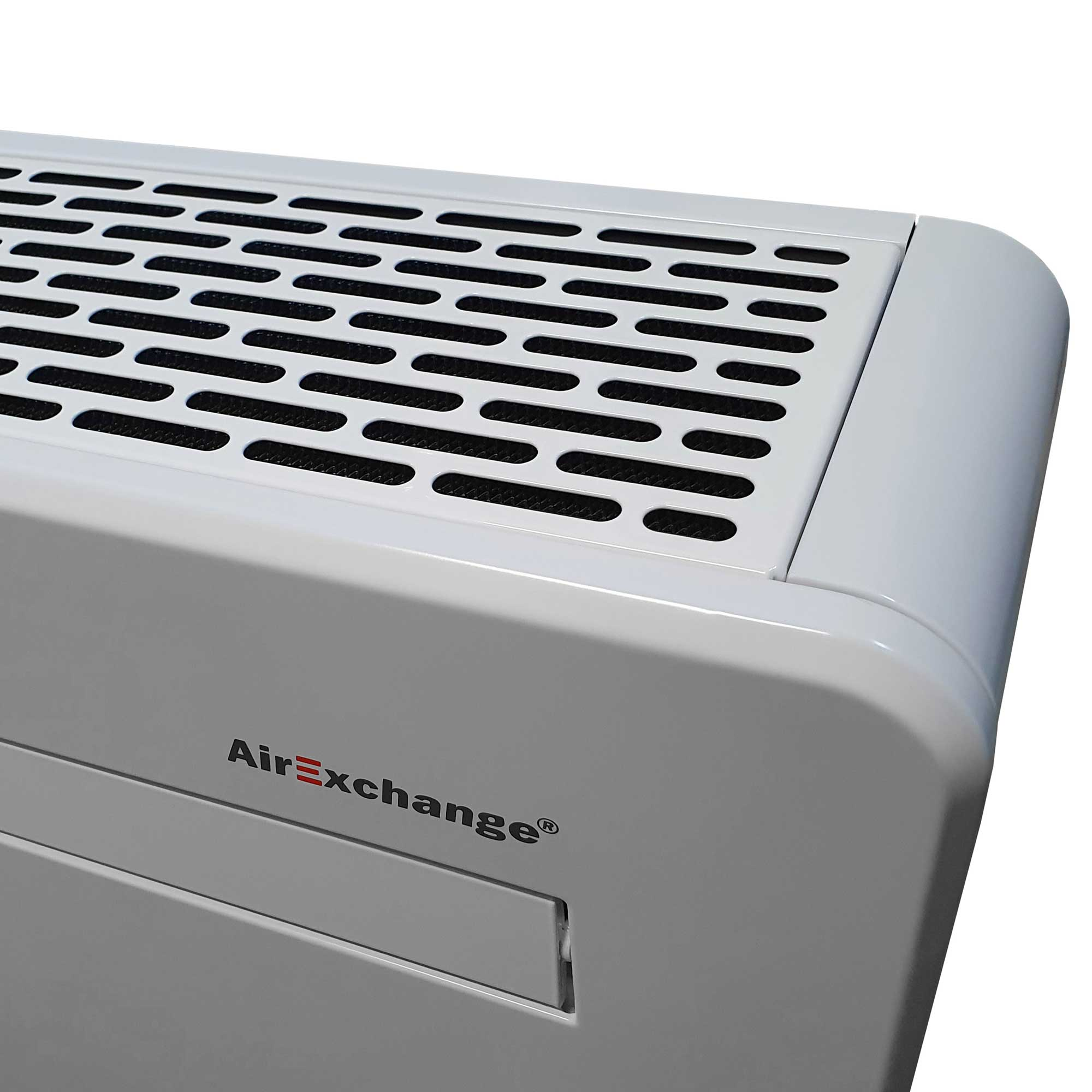 Een wit ventilatierooster met parallelle sleuven over een zwart filter.
