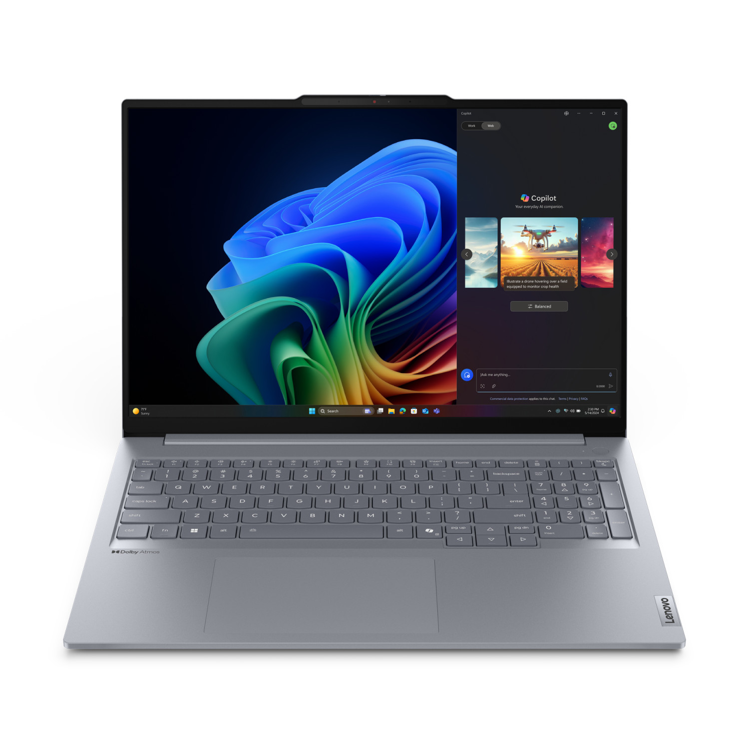 Un laptop argento con tastiera retroilluminata, che mostra Copilot sullo schermo.