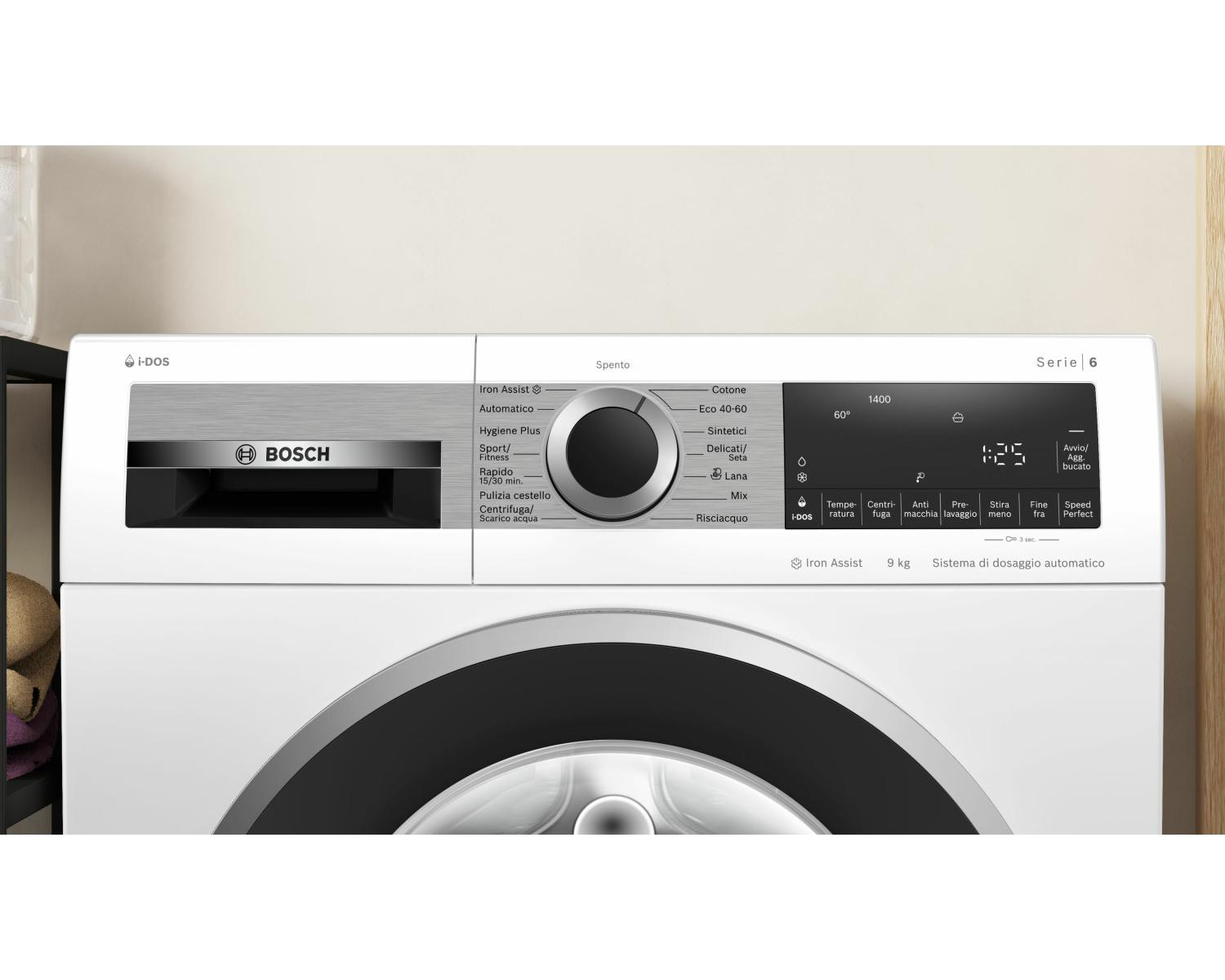 Lavatrice Bosch bianca con display digitale e selettore programmi.