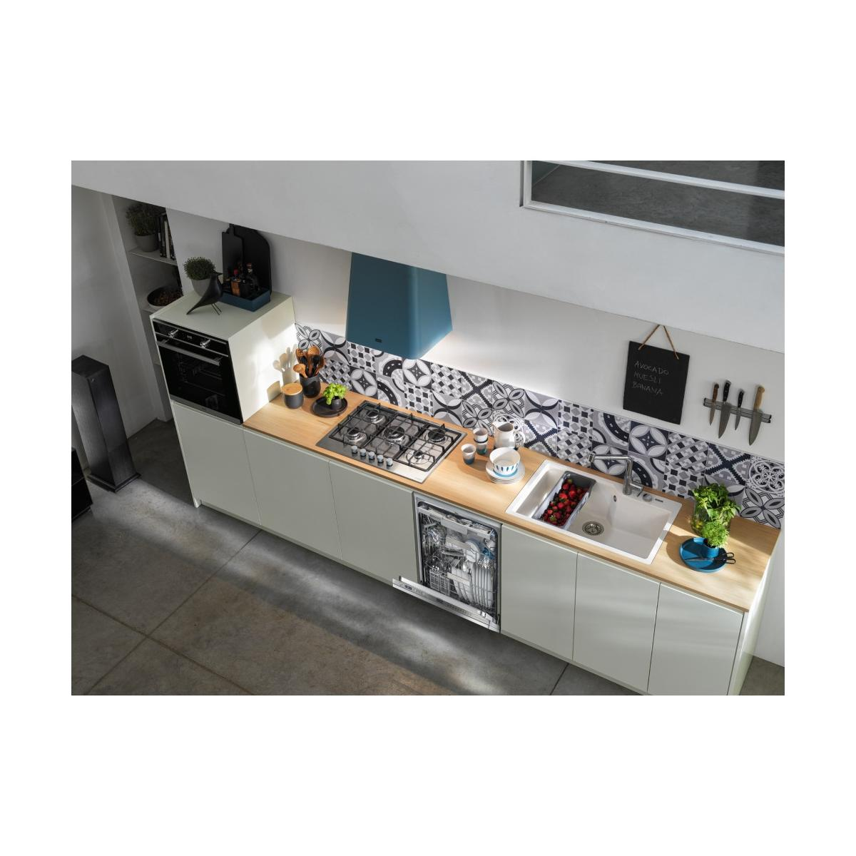 Cucina moderna con piano cottura a gas, lavello, lavastoviglie, forno e macchina caffè.