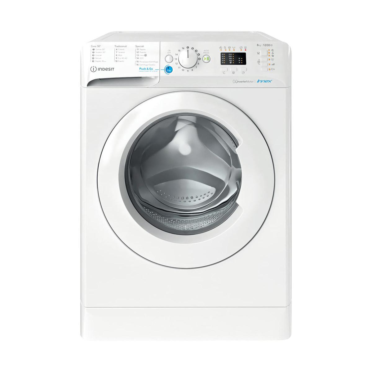 Una lavatrice Indesit bianca con oblò e pannello comandi argentati.