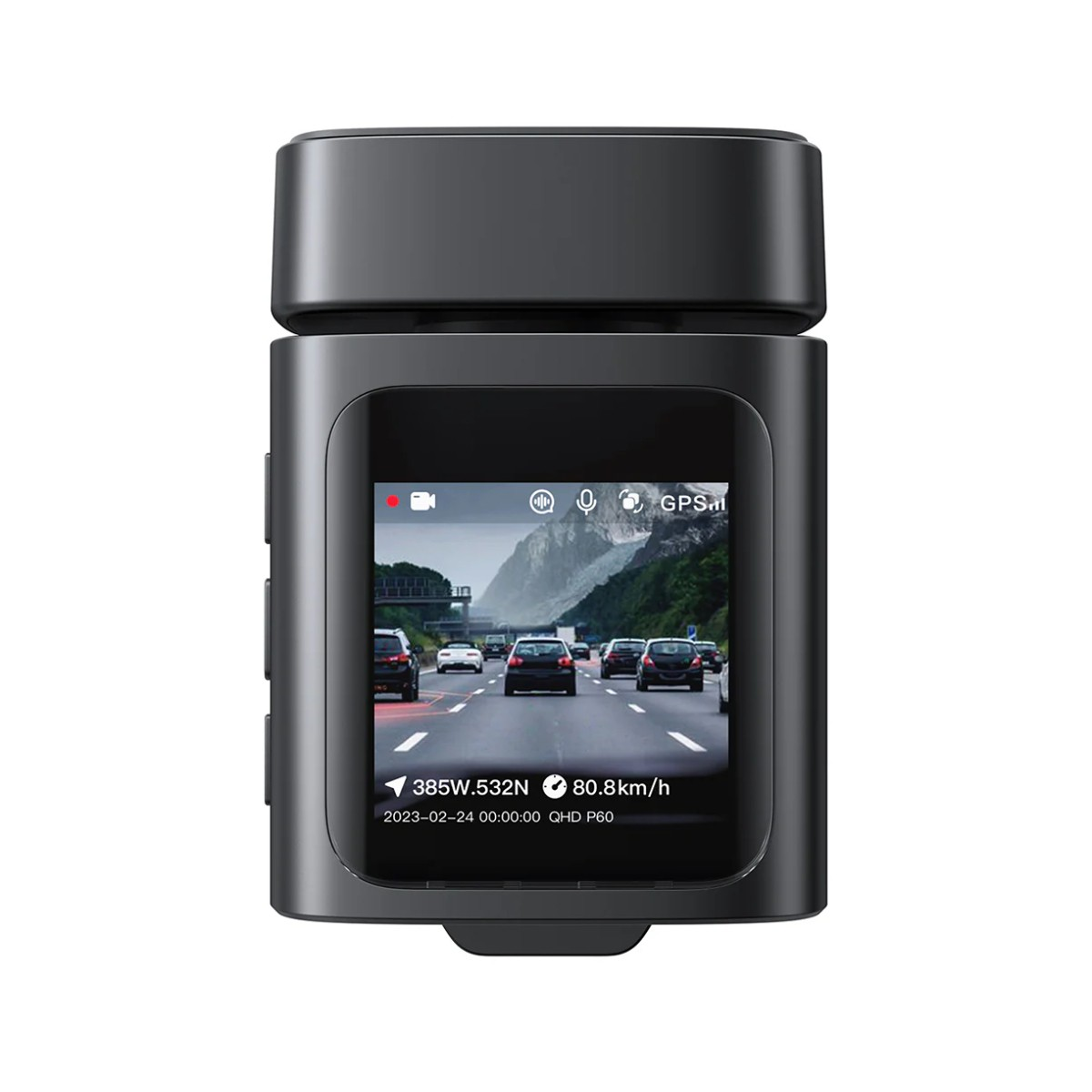 Dashcam mostra un'autostrada con auto e montagne sullo sfondo.