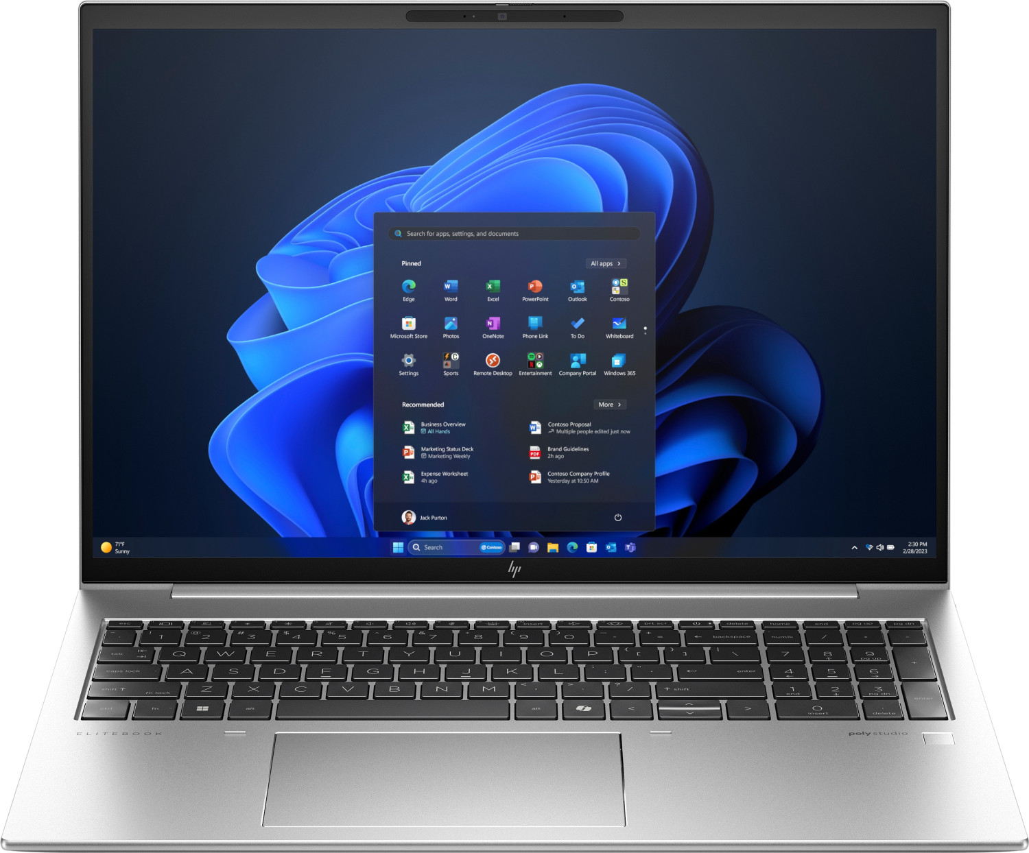 Laptop argento con menu Start di Windows 11 e sfondo astratto blu.