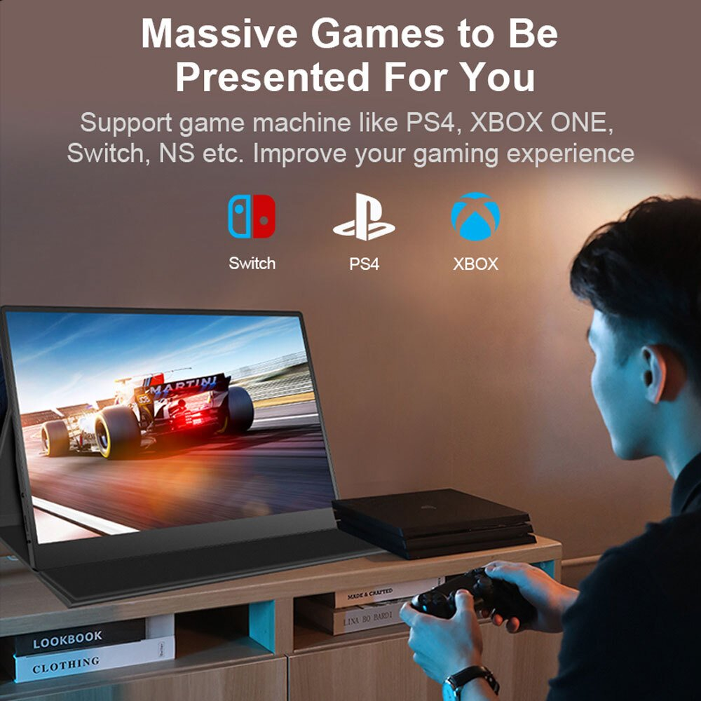 Una persona juega a un juego de carreras en un monitor portátil, conectado a una PS4.