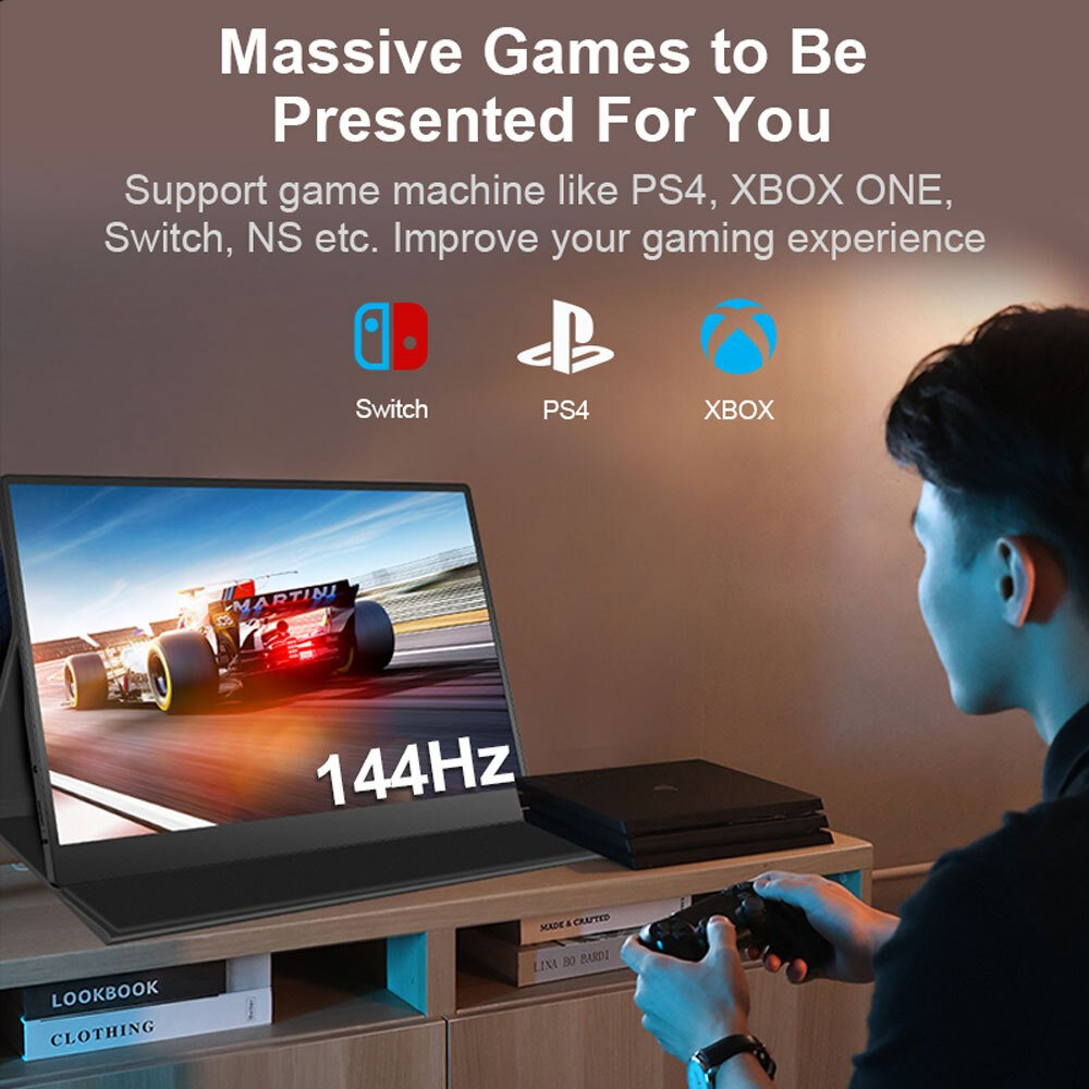 Un uomo gioca a un gioco di corse su un monitor esterno compatibile con PS4, Switch, Xbox.