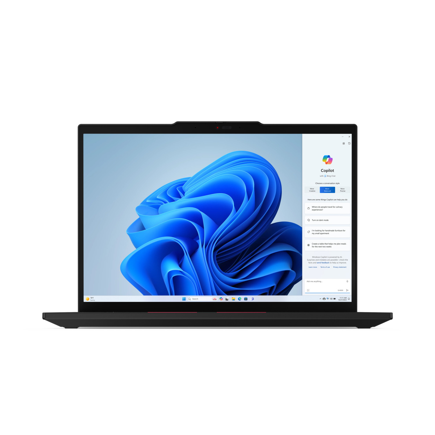 Laptop con finestra Copilot e sfondo blu Windows. Barra di ricerca visibile.