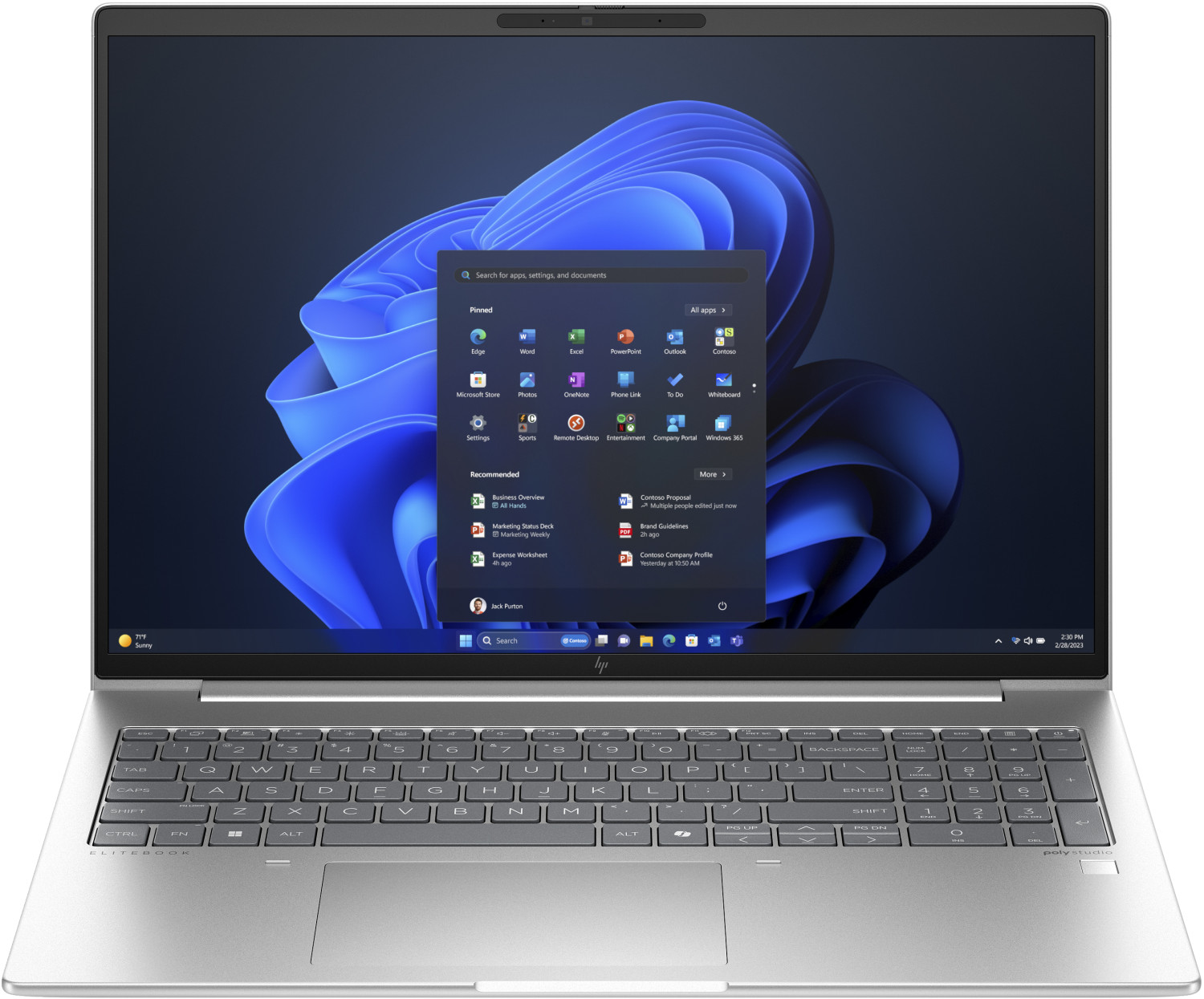 Un laptop argentato con il menu Start di Windows 11 aperto sullo schermo.