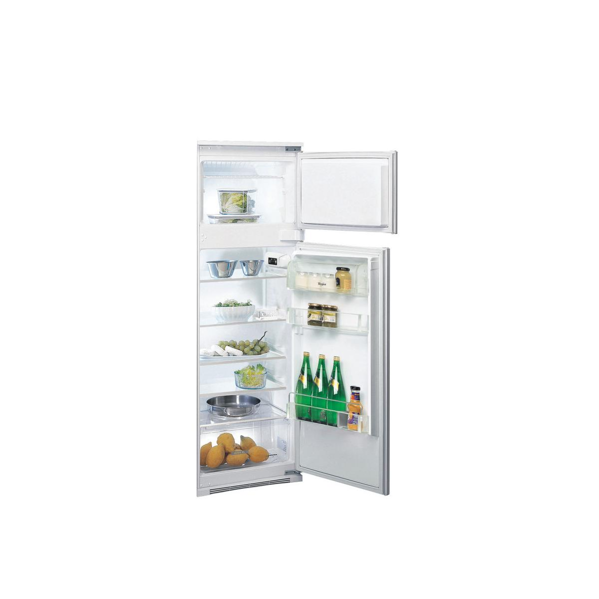 Un refrigerador abierto con alimentos en sus estantes.