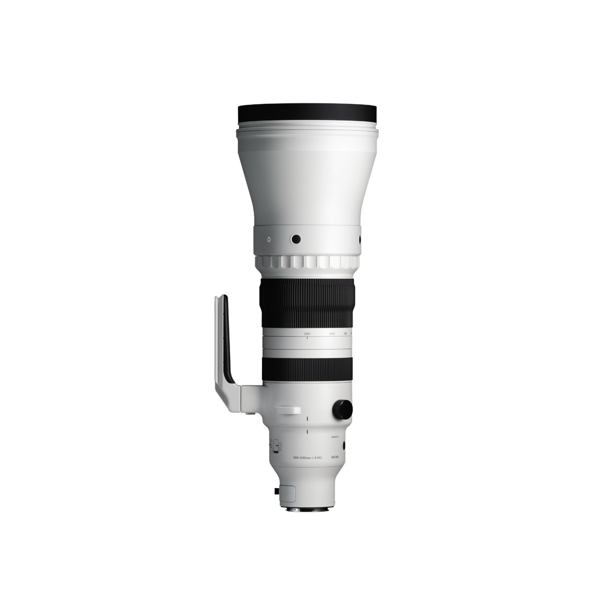 Obiettivo Sigma bianco 500-600mm f/4 DG con ghiera di messa a fuoco nera.